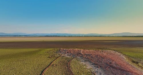 Luftaufnahme des trockenen Sees aufgrund der globalen Erwärmung