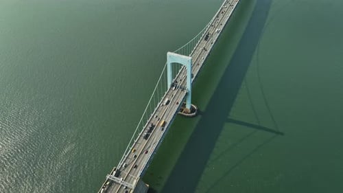 Eine Luftaufnahme einer Brücke über einem Gewässer