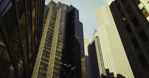 La arquitectura urbana muestra imponentes rascacielos en el paisaje urbano moderno