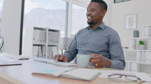 Schwarzer Mann, Kaffee und Lächeln am Schreibtisch, Computer und Technologie in Gesellschaft
