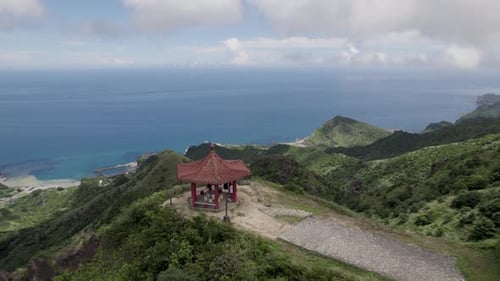 Foto aérea da montanha Teapot no distrito de Ruifang, Taiwan, com a bela costa do Pacífico em