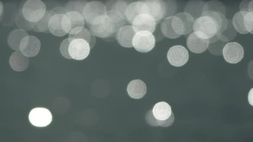 Bokeh-Lichter, Wasserreflexionen, Fotografie, unscharf, Lichtpunkte auf dunkler Wasseroberfläche wahrscheinlich