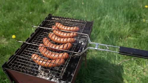 Barbecue-Grill Würste für ein Picknick kochen.