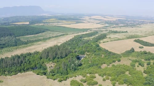 Le pont de Dieu entouré d'une végétation luxuriante près de Vratsa Balkan en Bulgarie. Plan aérien large