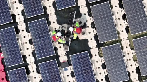 Luftaufnahme Ein schwimmendes Solarzellenkraftwerk mit Solarzelle erzeugt den Strom auf dem See.