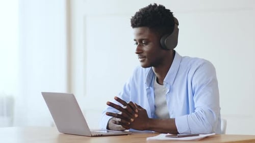 Junger Afrikaner beim Vorstellungsgespräch auf dem Laptop