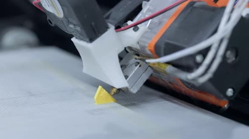 Imprimante 3D produisant les détails. Éléments d'impression sur une imprimante 3D. Fabrication additive