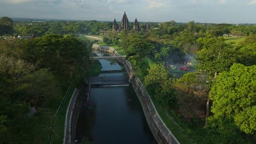 Vue aérienne d'un canal près du temple de Prambanan, en Indonésie.