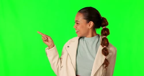 Greenscreen, Handzeigen und Frau im Studio mit Zitat, Vergleich