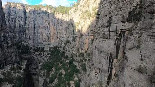 Un immense canyon profond à Antalya, Drone Turquie, vole le long des falaises