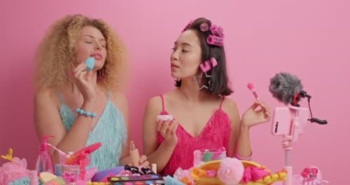 Vídeo tutorial de cine para mujeres blogueras sobre cómo maquillarse a diario