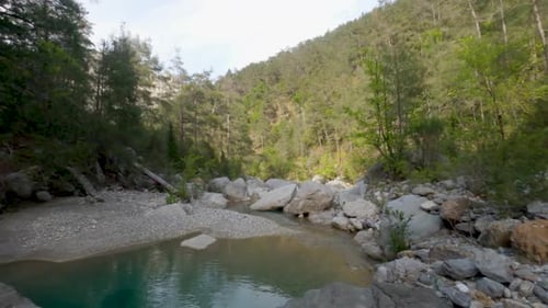 Vidéo prise Drone d'un ruisseau dans un canyon avec de nombreux gros rochers, Turquie