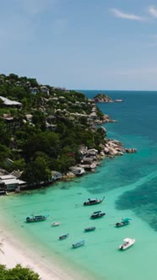 Malerische türkisfarbene Bucht mit Booten und viel Grün, Koh Tao, Thailand
