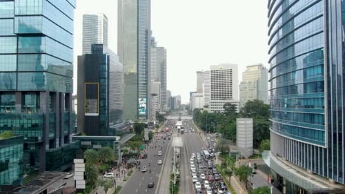 Arranha-céus na cidade moderna de Jacarta, Indonésia. Avanço aéreo