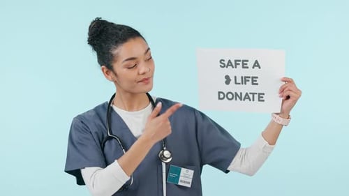Spenden, Schild und Frauengesicht der Krankenschwester werben auf Plakat für Blut-, Organ- oder Gesundheitsspende