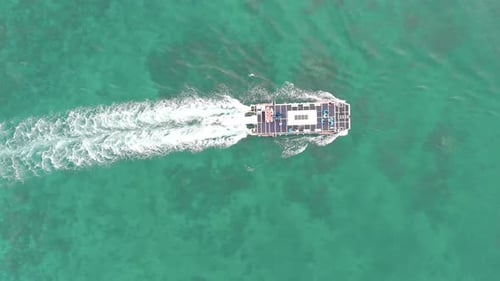 Vidéo aérienne au-dessus d'un bateau au large de Boracay, aux Philippines