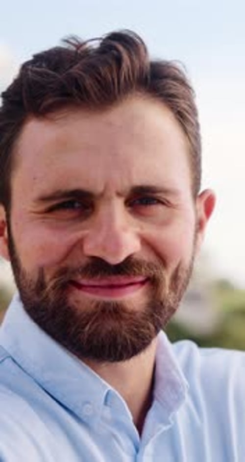 Heureux, visage et homme fier de la ville, rire et agent immobilier avec croissance de carrière et ambition