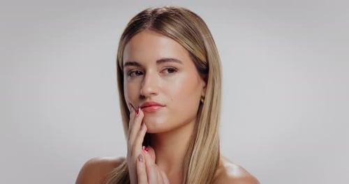 Brillo, pensamiento y mujer en estudio, cosmética y dermatología sobre fondo blanco