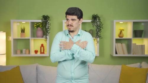 Le jeune homme, qui a froid chez lui, est affligé et souffre.