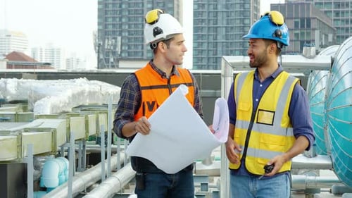 Zwei Bauingenieure überprüfen die Informationen aus dem Bauplan in Teamarbeit, Projektleiter planen