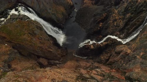 Majestosa cachoeira Voringsfossen com cascatas poderosas