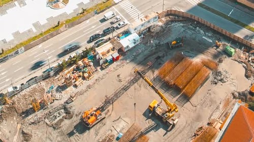 Diverses grues de machinerie avec des travailleurs sont engagées dans la réparation du développement sur le chantier de construction
