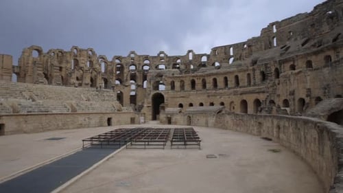 Vue de l'intérieur du plus ancien amphithéâtre vide d'El Jem, dans le centre de la Tunisie. Pan vers la droite