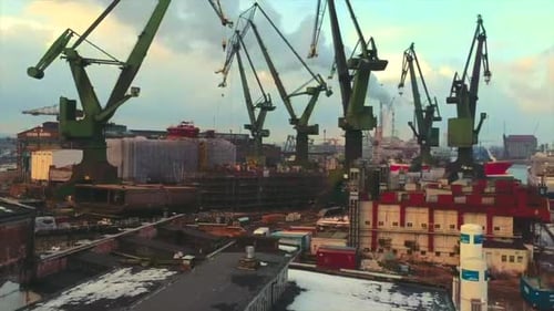 Drohne fliegt zur Werft