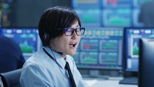 Im Customer Support Center telefoniert ein Mitarbeiter und spricht mit dem Kunden durch die Köpfe