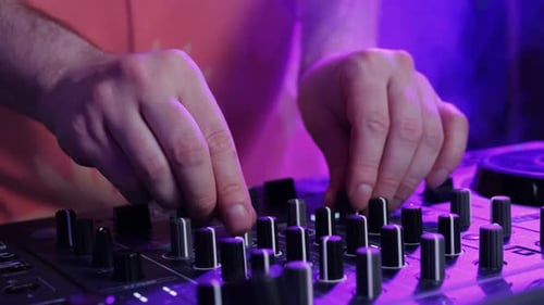 DJ jouant de la musique lors d'un festival dans une boîte de nuit Musicien techno avec casque et lunettes de soleil