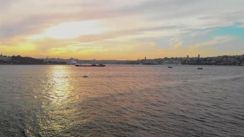 Luftaufnahme des Bosporus bei Sonnenuntergang