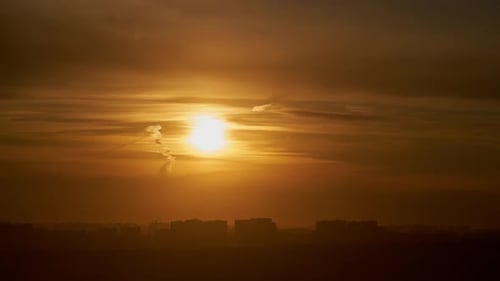 Die Skyline der Stadt hebt sich von den leuchtenden Farben des Sonnenunterganghimmels ab und sorgt so für eine atemberaubende Bucht