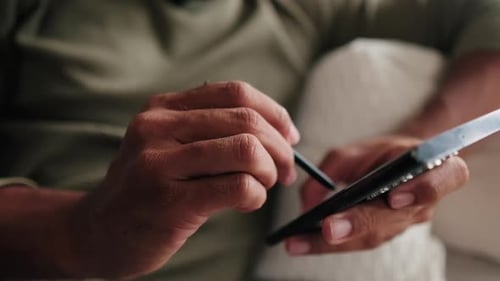 Paar zu Hause: Mann mit Telefonstift