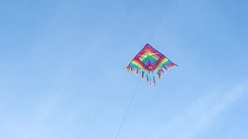 Cerf-volant dans un ciel bleu, arc-en-ciel, delta arc-en-ciel, volant parmi les nuages, bonne année de croissance, moment en plein air