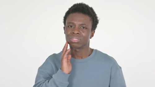 Junger afrikanischer Mann mit Zahnschmerzen auf weißem Hintergrund
