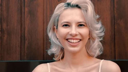 Linda mulher loira posando ao ar livre