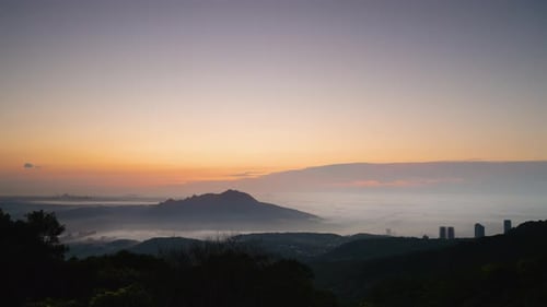Le soleil, les montagnes et les nuages créent une magnifique symphonie au crépuscule.