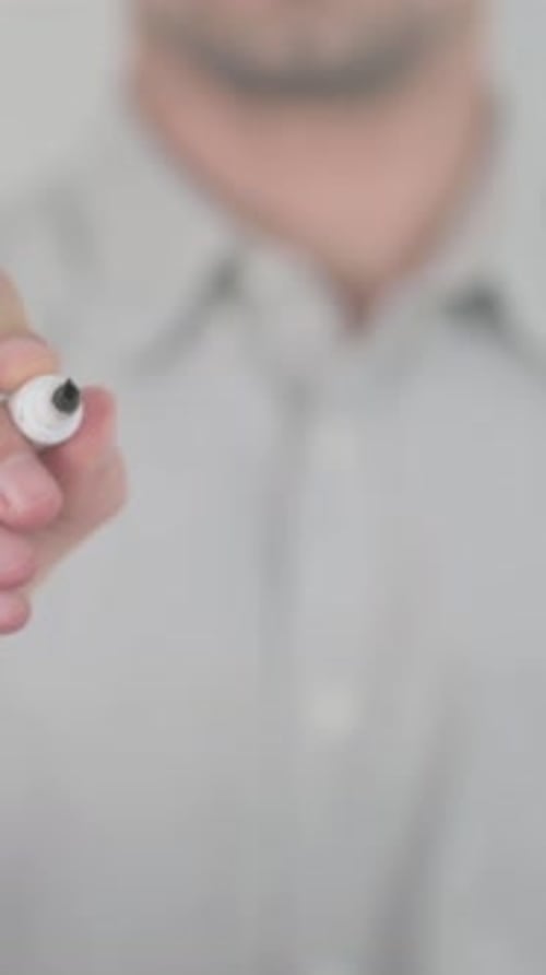 Einzigartiges, mit der Hand auf dem Bildschirm schreibendes, vertikales Video