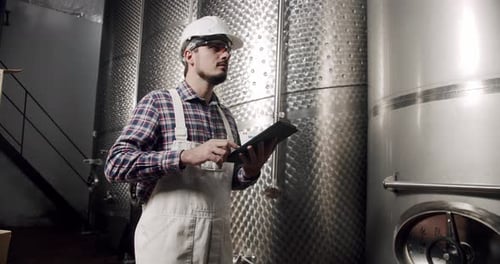 Contrôle la qualité des équipements de production dans une usine de vin
