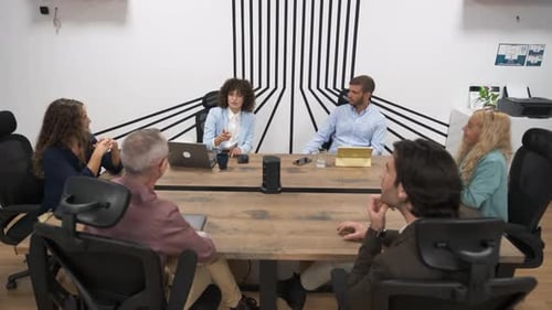 Empresária confiante discutindo estratégia com colegas durante a reunião da conferência