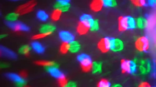 Futuristische Wellen, sanfte Lichtreflexe, Licht tritt aus der Discokugel aus. Projektion auf die Wand. Schnelles M