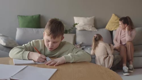 Kaukasischer Schüler macht Hausaufgaben