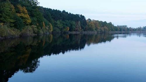 Atemberaubend schöner See in der goldenen Herbstsaison Magische mehrfarbige Reflexion mit Licht