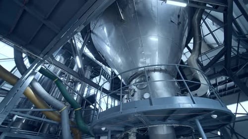 Taller industrial en una planta de producción de productos lácteos. Línea de producción industrial en una moderna fábrica de leche
