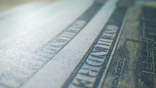 Un gros plan de billets de cent dollars. 4K.