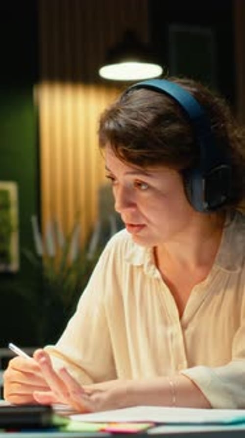 Consultant commercial en Vidéo verticale résumant des idées importantes lors d'une réunion téléphonique avec des investisseurs