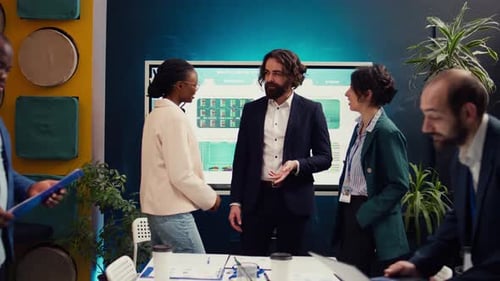 Les employés s'adressent à leur chef d'équipe au sujet des pratiques et des leçons apprises