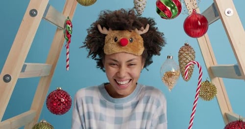 Glückliches dunkelhäutiges Teenager-Mädchen kichert positiv über einen lustigen Witz und gibt kostenlos aus