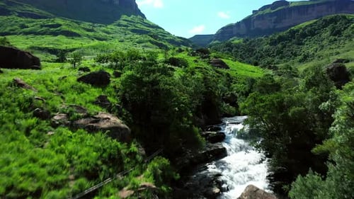 Stream, Drohne und Outdoor mit Natur, Bergen und Landschaft mit Umwelt