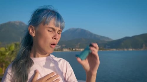 Un adolescent souffrant d'une crise d'asthme